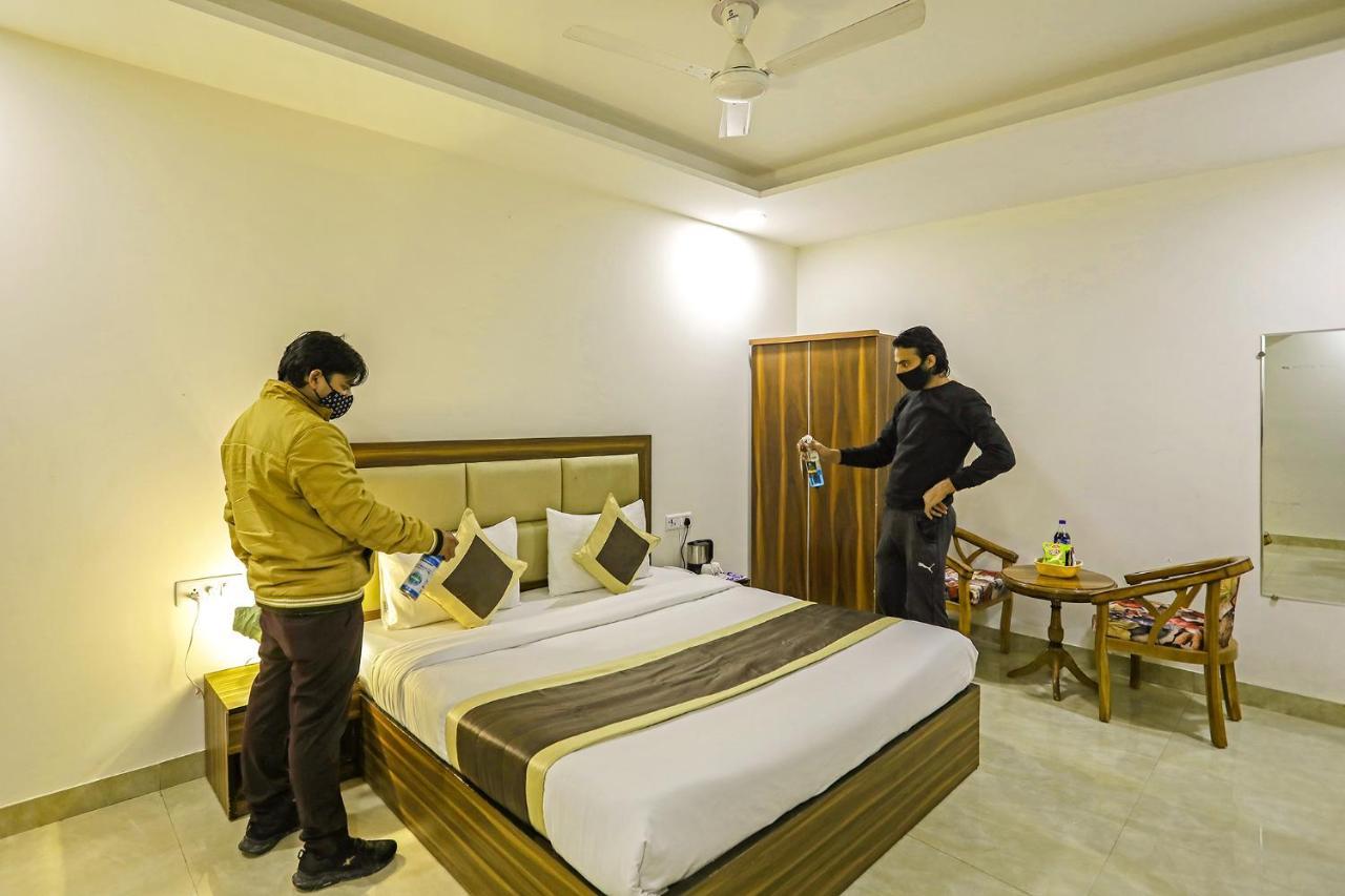 Fabhotel White House Bnb - Nr Yashobhoomi Convention Centre 델리 외부 사진