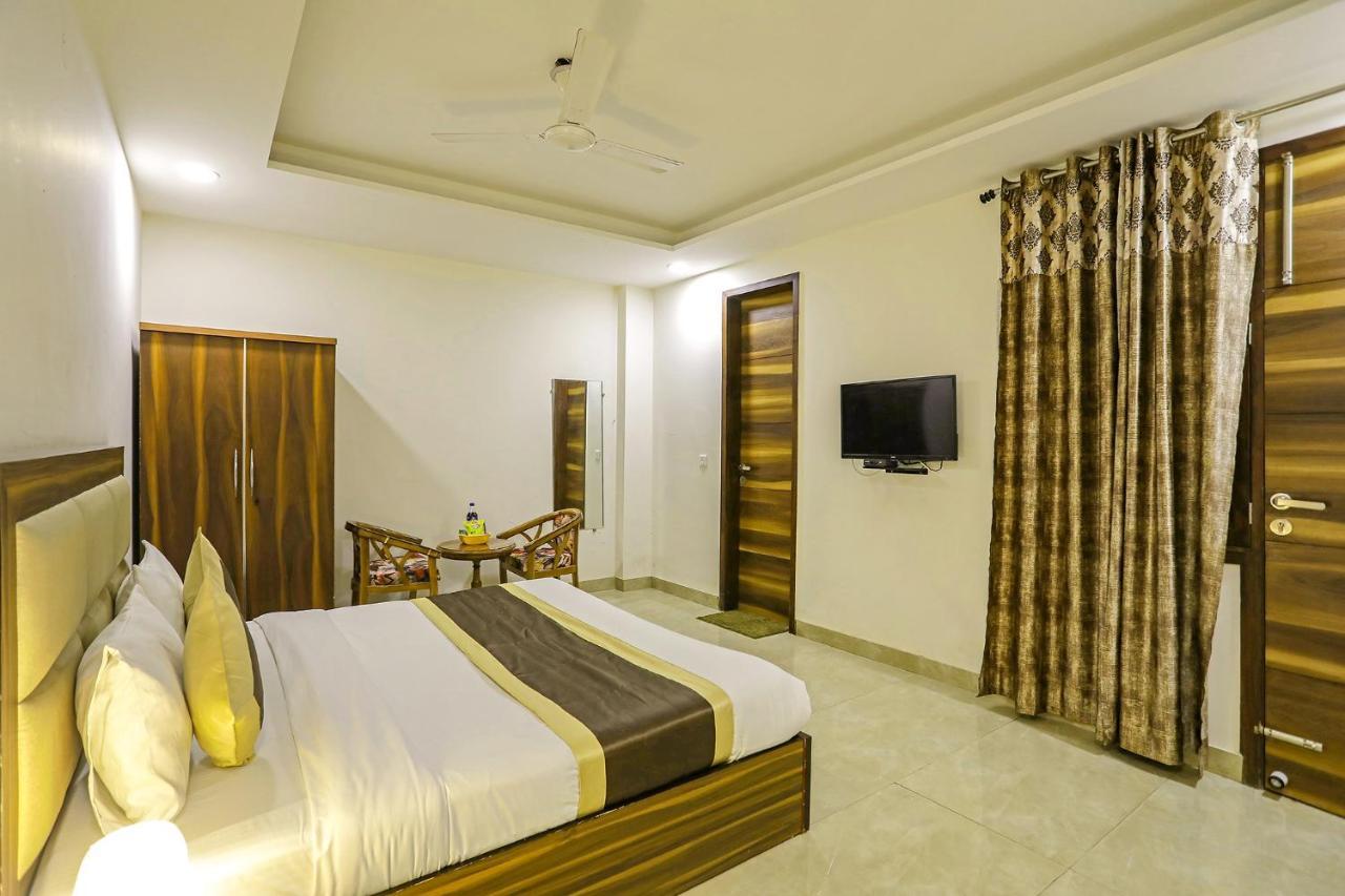 Fabhotel White House Bnb - Nr Yashobhoomi Convention Centre 델리 외부 사진