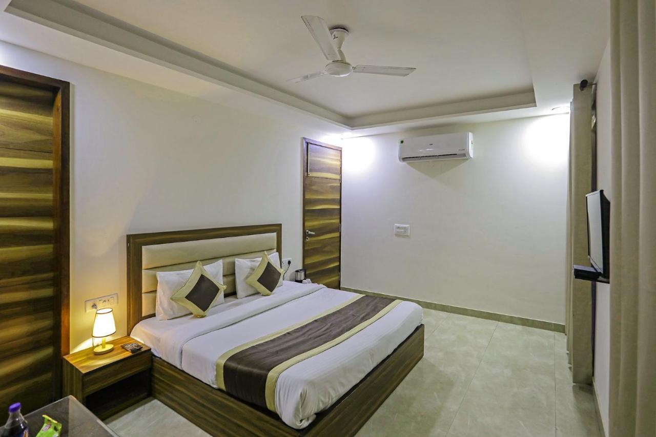 Fabhotel White House Bnb - Nr Yashobhoomi Convention Centre 델리 외부 사진