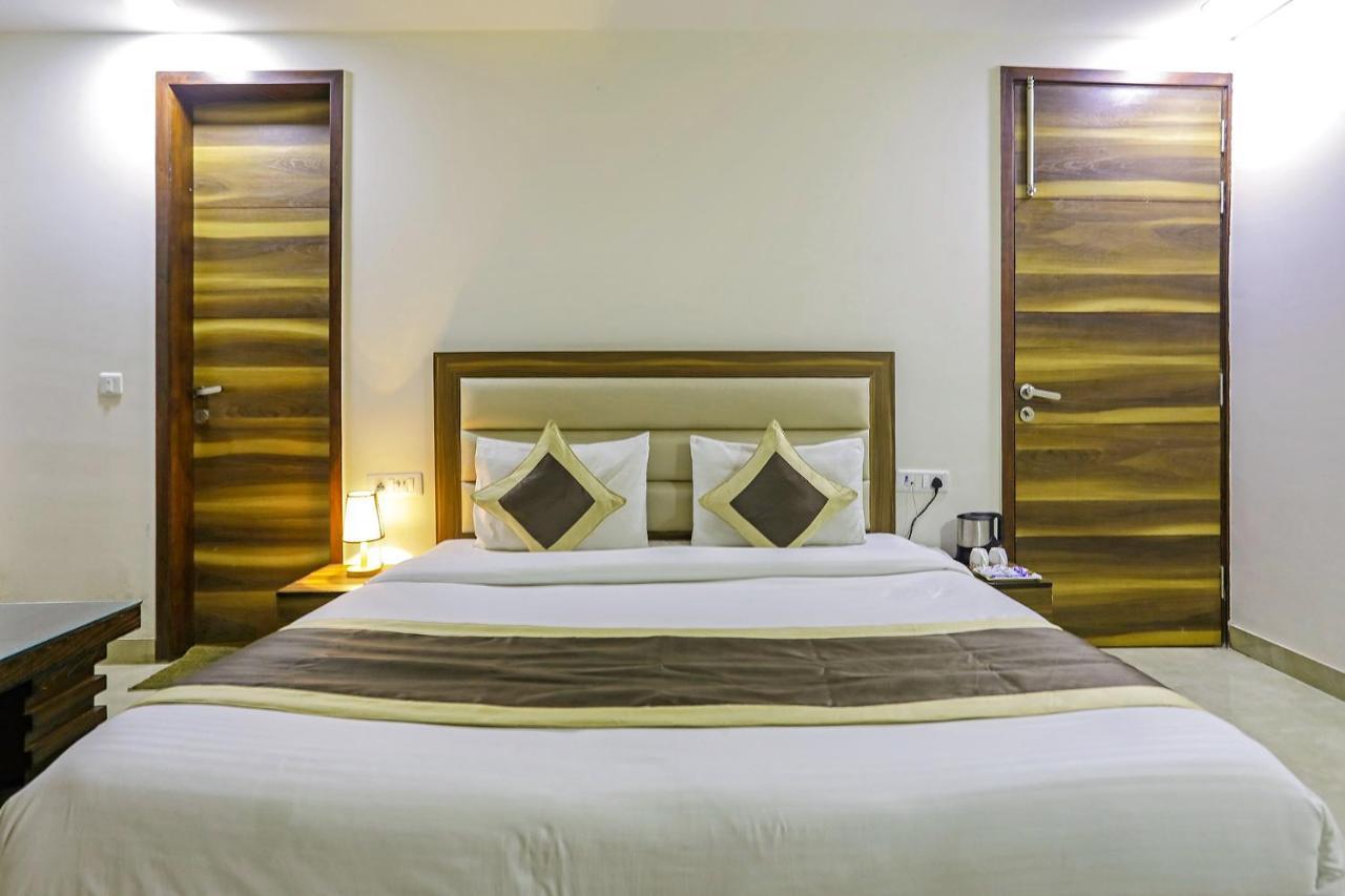 Fabhotel White House Bnb - Nr Yashobhoomi Convention Centre 델리 외부 사진
